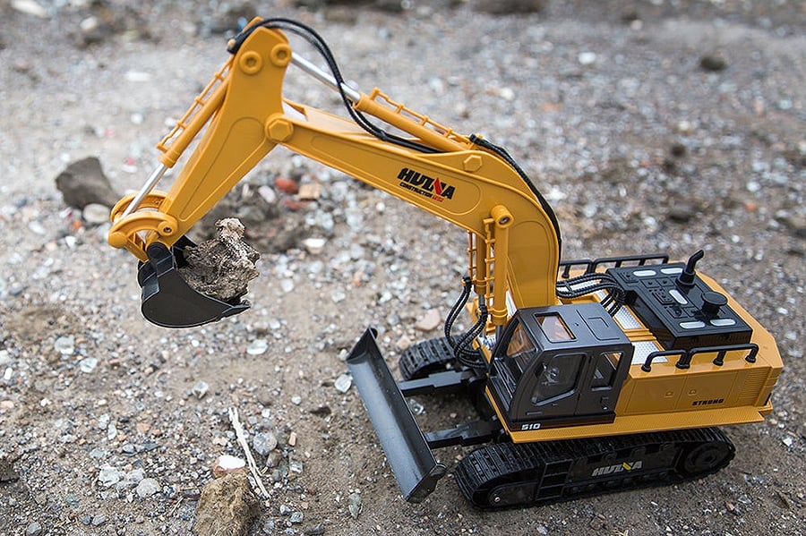 Huina 2.4G 11Ch R/C Excavator 1:16 RTR w/ Die Cast Bucket