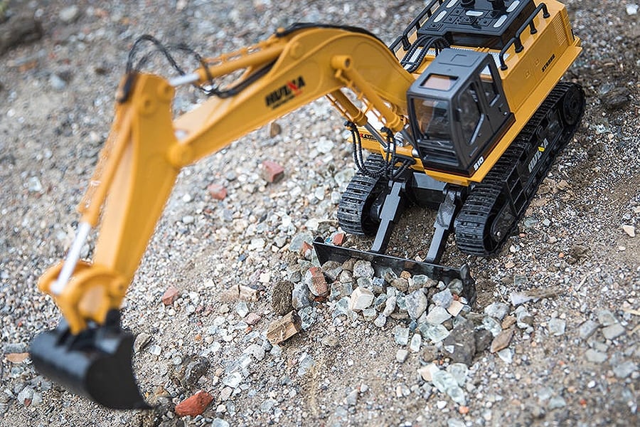 Huina 2.4G 11Ch R/C Excavator 1:16 RTR w/ Die Cast Bucket