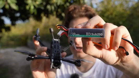 A 720mAh HV 4S battery next to the Rate L40Pro drone.